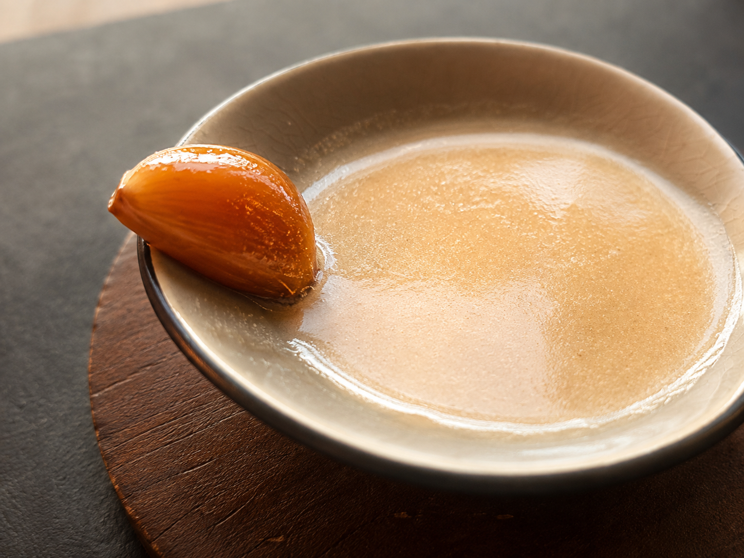 Culinaire inspiratie: een knoflookteen bij een romige bereiding