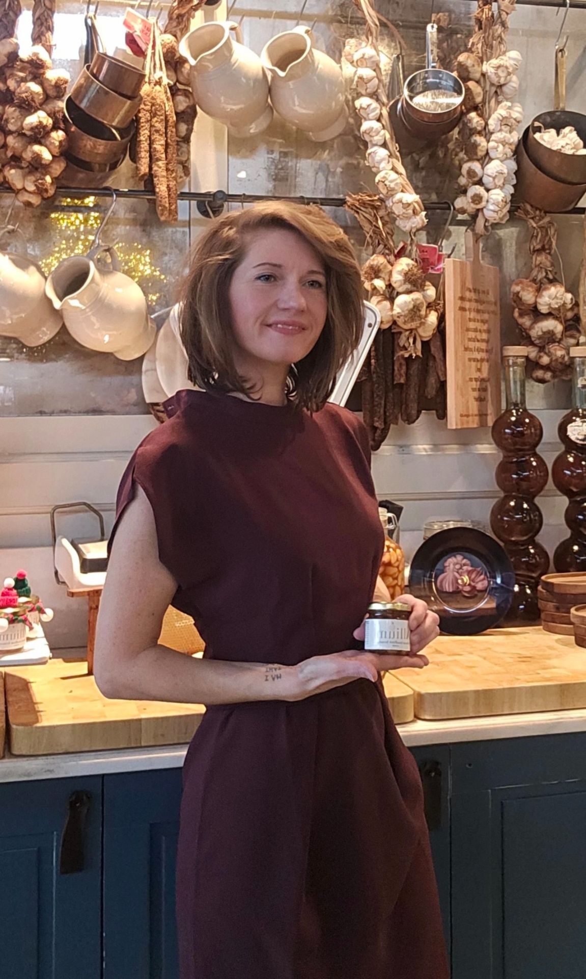 Lieneke van Holten, de knoflook fermentista, met een pot Allium Fermenten